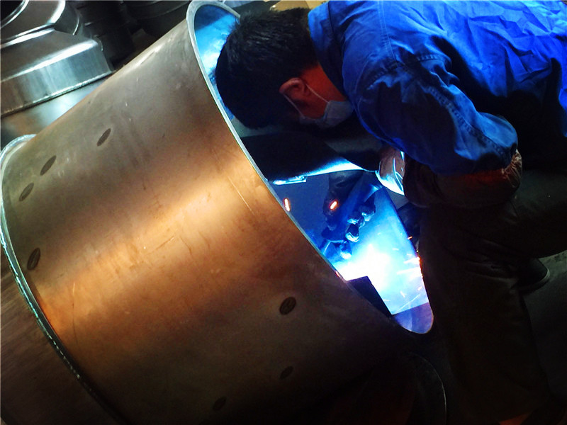 清洗型食品小型搅拌机焊接车间焊接焊接过程展示--168飞艇开奖官网开奖记录查询结果--小型搅拌机|石材夹具|液压堆高车|手动叉车