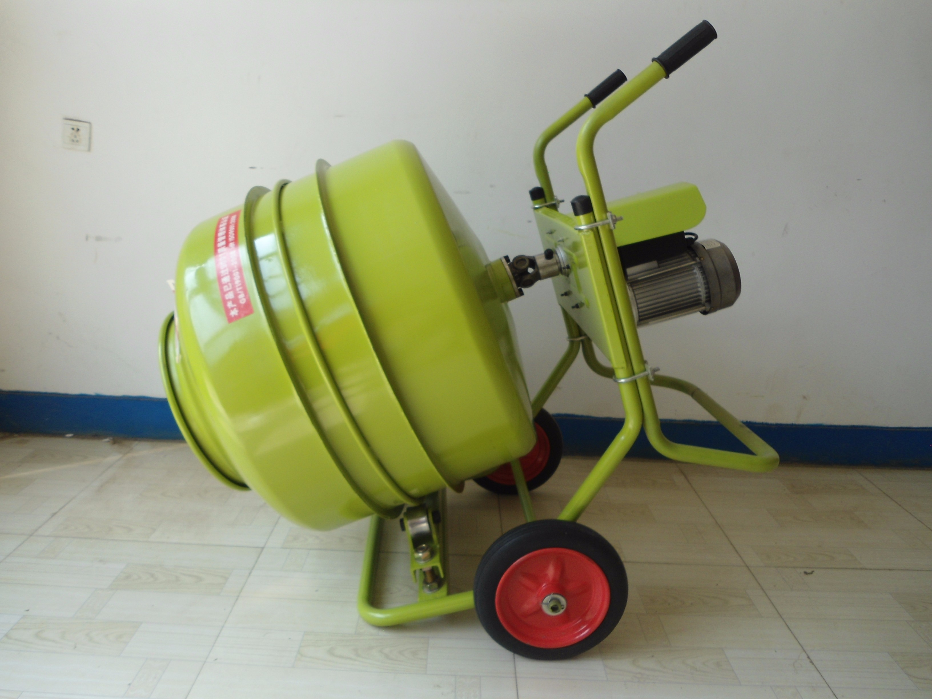 小型卧式搅拌机倾倒搅拌混合物状态下展示--168飞艇开奖官网开奖记录查询结果--小型搅拌机|石材夹具|液压堆高车|手动叉车