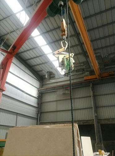 大板夹与卷扬机配合使用吊装板材原料--168飞艇开奖官网开奖记录查询结果