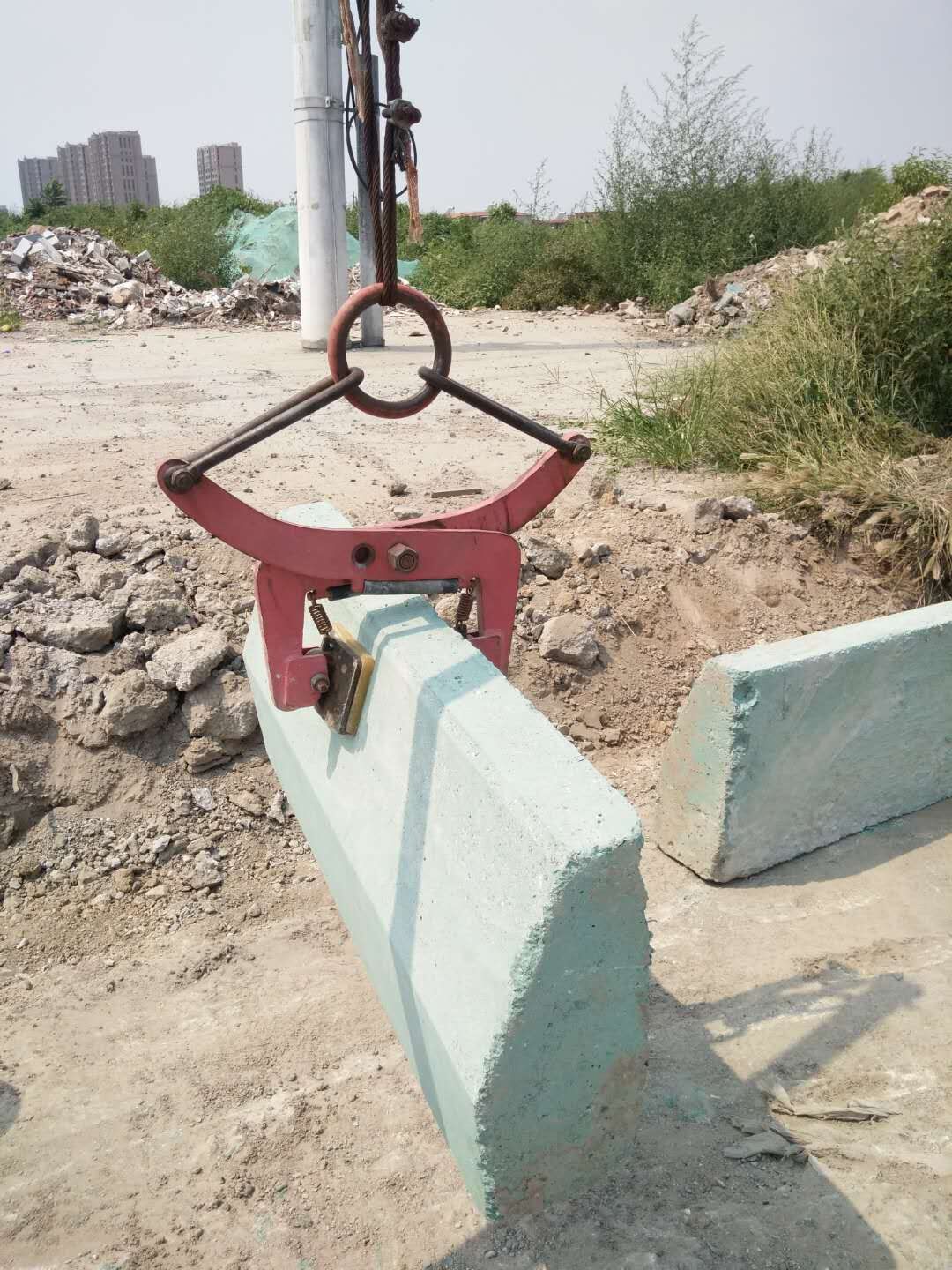 安装搬运路沿石工作现场--168飞艇开奖官网开奖记录查询结果--石材夹具|小型搅拌机|液压堆高车|手动叉车