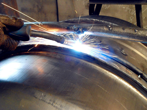 小型食品搅拌机焊接作业现场--168飞艇开奖官网开奖记录查询结果