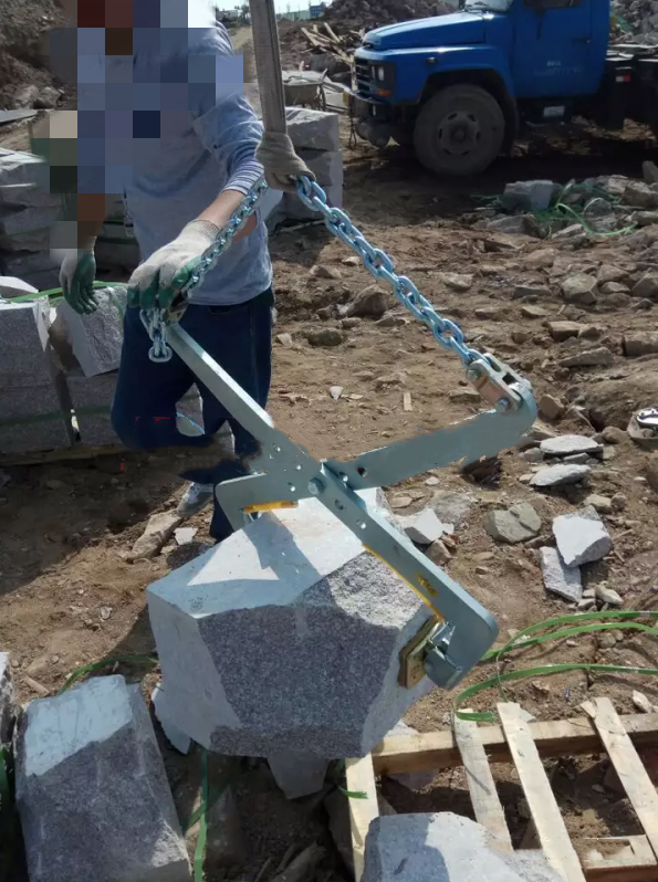 石材夹具吊夹石块使用现场--168飞艇开奖官网开奖记录查询结果--石材夹具|小型搅拌机|液压堆高车|手动叉车