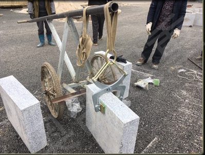 1吨起重吊装带与石材吊夹配合使用吊装石材使用现场--168飞艇开奖官网开奖记录查询结果--吊装带