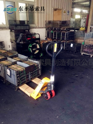 1吨手动地牛搬运重物现场--168飞艇开奖官网开奖记录查询结果--手动叉车|液压堆高车|石材夹具|小型搅拌机